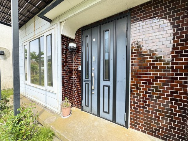 【角地・平坦地】武佐1丁目、可能性の広がる110万円の戸建ての玄関|敷地広々、利便と安らぎが共存する、理想の生活拠点です。