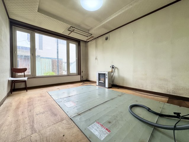 【角地・平坦地】武佐1丁目、可能性の広がる110万円の戸建ての居間・リビング|窓が大きく開放感あるリビング。穏やかな時間が流れる憩い空間。