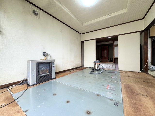 【角地・平坦地】武佐1丁目、可能性の広がる110万円の戸建ての居間・リビング|広々なリビング。隣室と繋がる開放感で家族の時間をゆったりと。