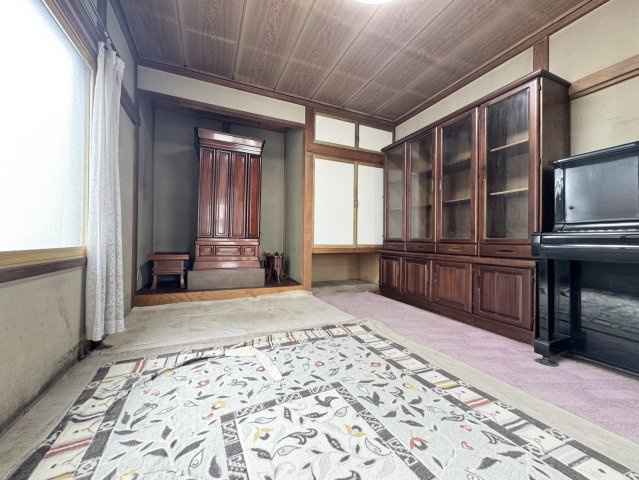 【角地・平坦地】武佐1丁目、可能性の広がる110万円の戸建ての和室|趣ある和空間。心安らぐ静かな時間が流れる癒やしの続き間です。