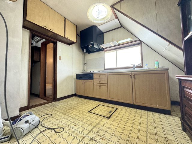 【角地・平坦地】武佐1丁目、可能性の広がる110万円の戸建てのキッチン|窓が明るいキッチン。日々の料理が楽しくなる温かな空間。