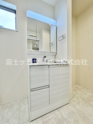 【独立洗面台】 | 豊橋市芦原町 58-2期 新築一戸建て 1号棟 | 独立洗面台、小物を置くことができて便利です
