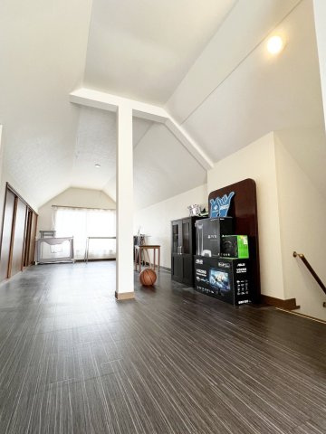 手稲区前田4-12 一戸建の洋室|２階は小屋裏を活かした17.5帖の広々空間♪