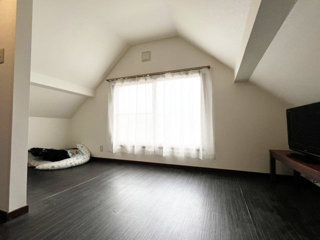 手稲区前田4-12 一戸建の洋室|２階は小屋裏を活かした17.5帖の広々空間♪