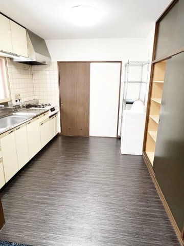 手稲区前田4-12 一戸建のキッチン|キッチンには壁一面の食器棚が造作されています♪