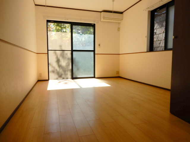 サンテラスの居間・リビング|広々とした8.2帖の居室！角部屋2面採光です！