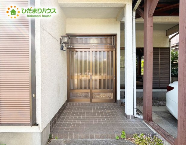 野田市三ツ堀　中古戸建　昭和63年築の玄関|明るさを取り込みやすいタイプの玄関扉です♪