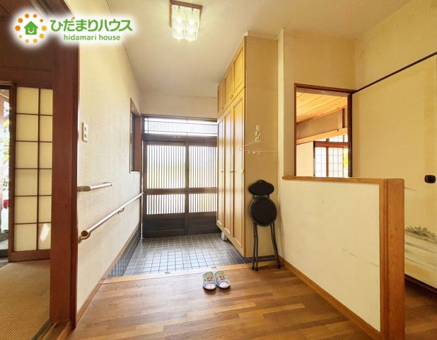 野田市三ツ堀　中古戸建　昭和63年築の玄関|広々とした明るい玄関です♪
写真右側には天井まで高さのあるシューズボックスがございます♪