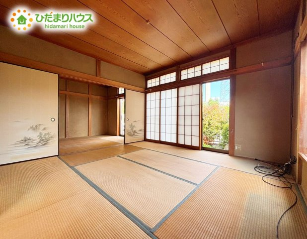 野田市三ツ堀　中古戸建　昭和63年築の和室|居間スペースは12帖の続き和室です♪　境の扉を外せば一つの空間としてお使いいただけます♪
それぞれ収納もございます♪
