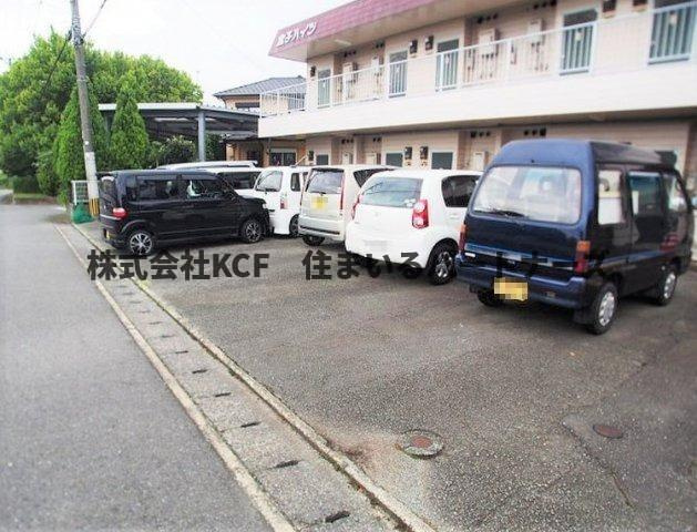 金子ハイツの駐車場|駐車場があるので、車を買う予定の方も安心です