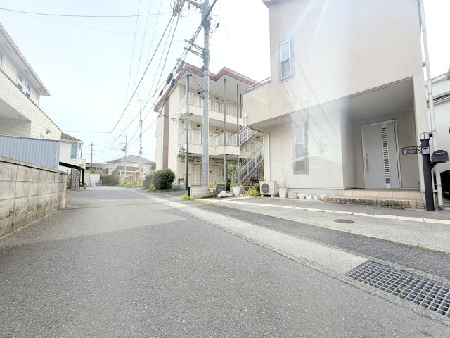 青梅市河辺町1丁目　中古戸建の前面道路含む現地写真