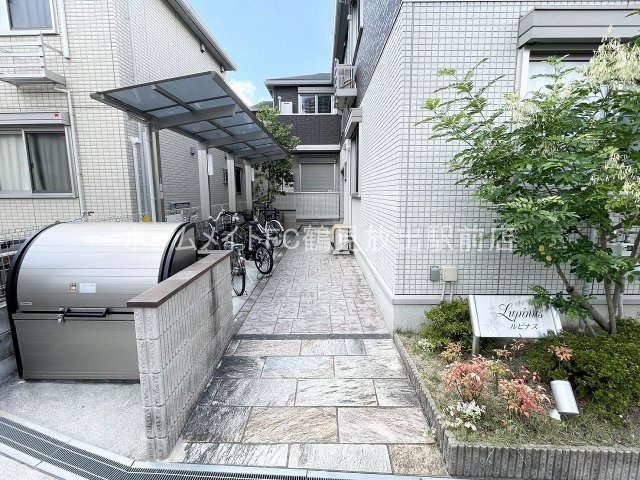 大阪市城東区諏訪２丁目のハイツのエントランス