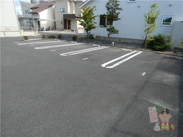アイディールの駐車場