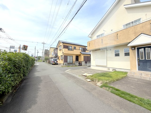 昭島市拝島町4丁目　中古戸建の前面道路含む現地写真