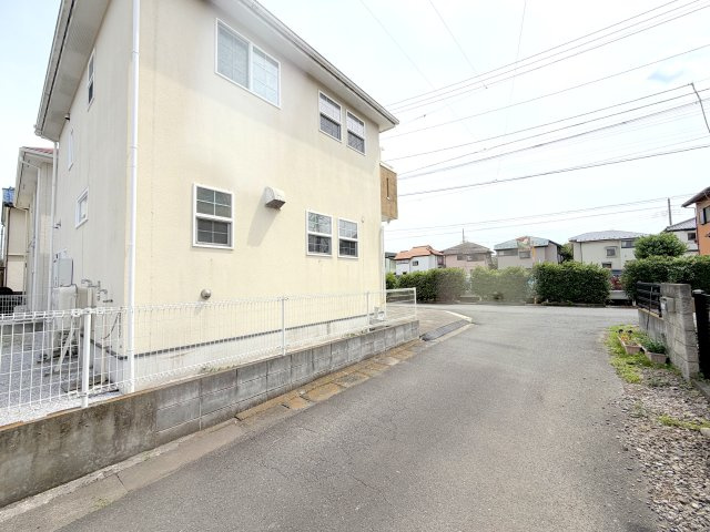 昭島市拝島町4丁目　中古戸建の前面道路含む現地写真