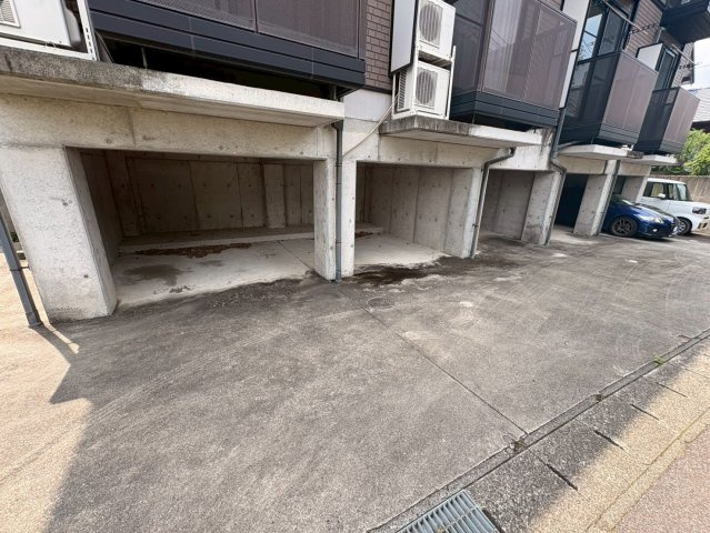 アムールサンポーの駐車場