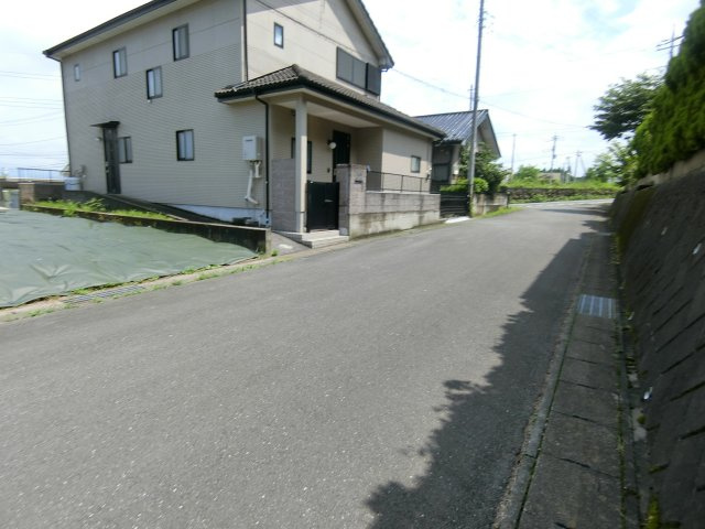 渋川市渋川　土地【弊社売主】の前面道路含む現地写真|西側前面道路