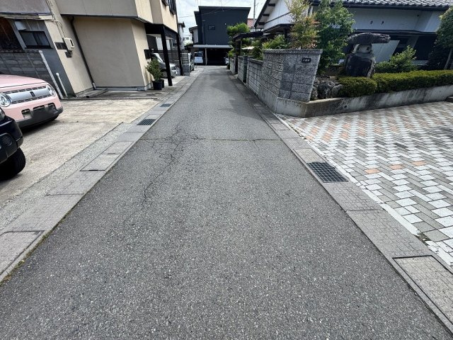 三輪9丁目中古住宅の前面道路含む現地写真