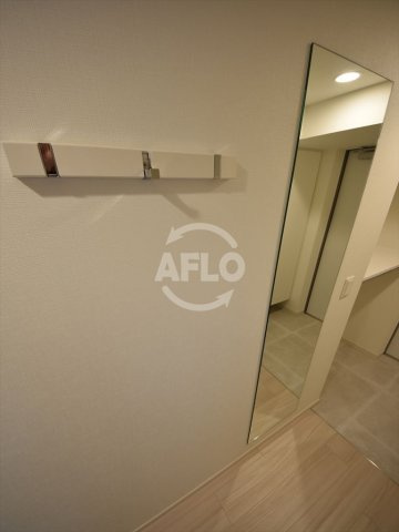 コンフォリア北堀江一丁目のその他|コンフォリア北堀江一丁目　嬉しい簡易コート掛けと姿見がございます
