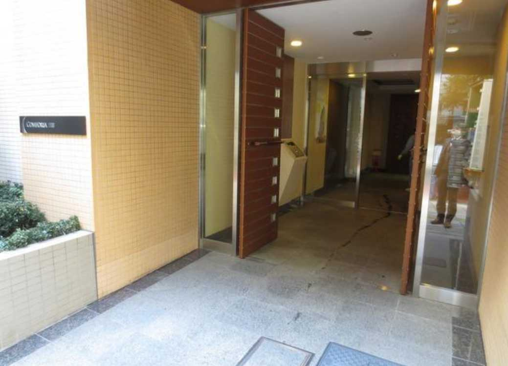 コンフォリア三宿　礼金0　ペット相談　高層階のエントランス