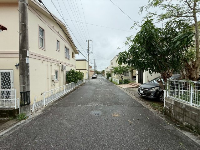 沖縄市古謝3丁目 外国人住宅（オーナーチェンジ）の前面道路含む現地写真