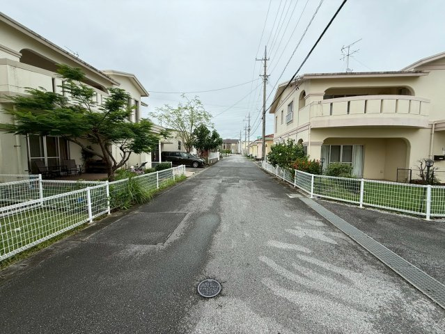 沖縄市古謝3丁目 外国人住宅（オーナーチェンジ）の前面道路含む現地写真