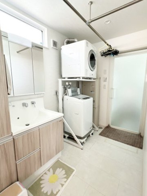 【独立洗面台】 | 手稲区新発寒5-3　コスモ建設・省令準耐火の家 | 広々としたユーティリティ・洗濯乾燥機も付いています♪