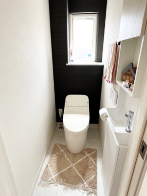 【トイレ】 | 手稲区新発寒5-3　コスモ建設・省令準耐火の家 | １階トイレはお掃除ラクラクタンクレス＆手洗い器付、２階にもトイレあり♪