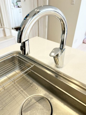 【キッチン】 | 手稲区新発寒5-3　コスモ建設・省令準耐火の家 | 汚れもの洗いやお料理の際に便利なタッチレス水栓のキッチン♪