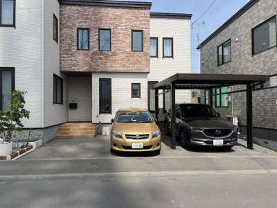 【駐車場】 | 手稲区新発寒5-3　コスモ建設・省令準耐火の家 | 高さ2.3ｍカーポートの他に並列２台（うち１台は軽自動車用）の計３台分駐車可能♪