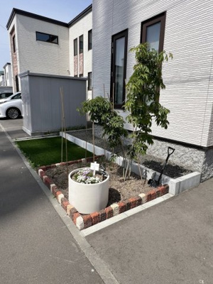 【庭】 | 手稲区新発寒5-3　コスモ建設・省令準耐火の家 | お手入れするのにちょうど良いサイズのコンパクトなお庭付き♪