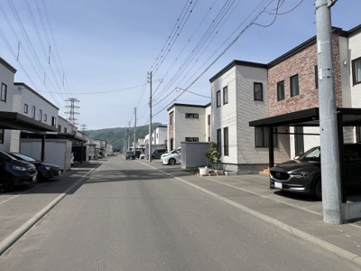 【前面道路含む現地写真】 | 手稲区新発寒5-3　コスモ建設・省令準耐火の家 | 周辺は新しいお家がお多く街並みキレイな住宅街です♪