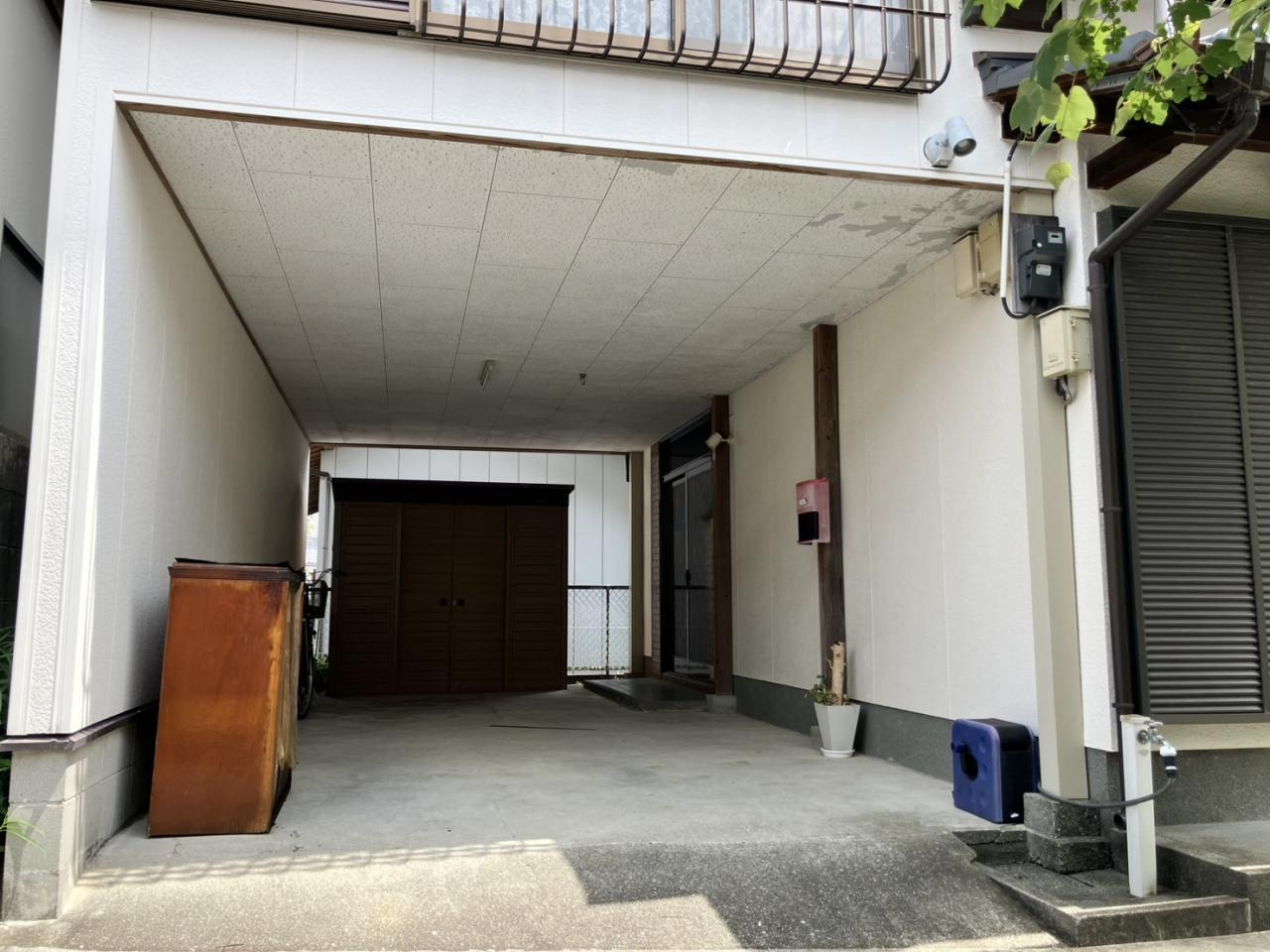 土佐市高岡町丙　中古住宅の駐車場|ビルトイン駐車スペース
