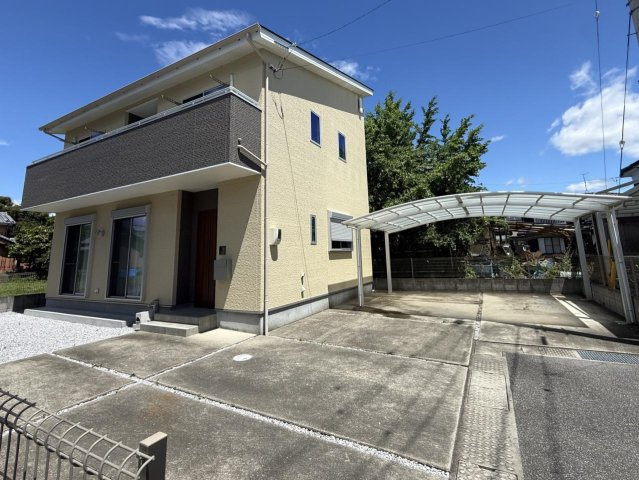 土佐市高岡町甲　中古住宅の駐車場|２台分カーポートあり