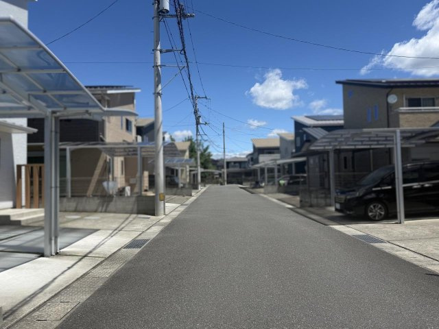 土佐市高岡町甲　中古住宅の前面道路含む現地写真