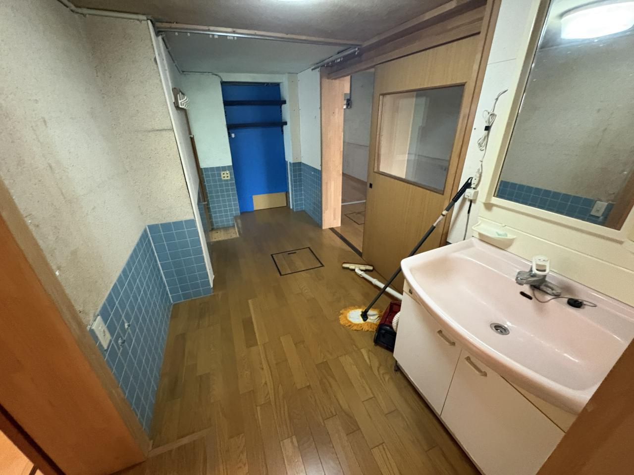 土佐市高岡町乙　中古住宅の洗面所|明るい洗面所です