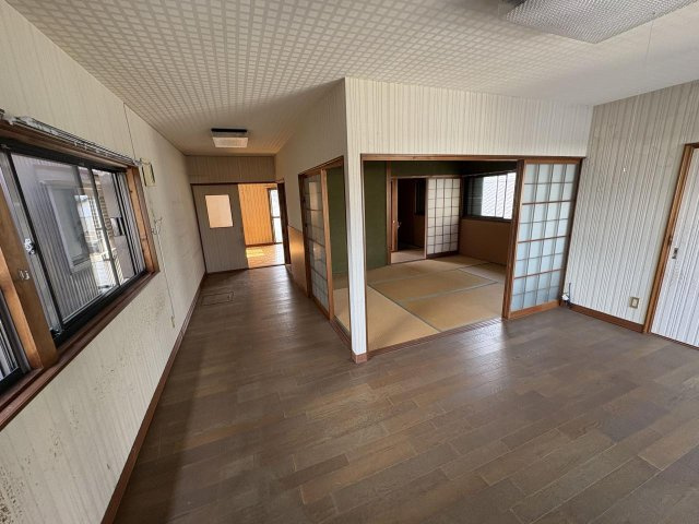 土佐市高岡町乙　中古住宅の居間・リビング|こちらの居間で趣味の時間をお楽しみください