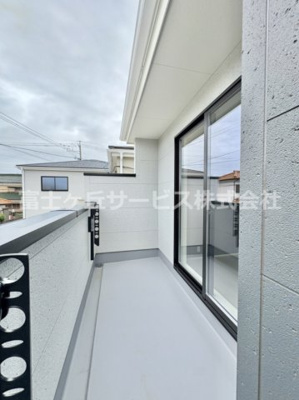 【バルコニー】 | 豊橋市芦原町 58-2期 新築一戸建て 2号棟 | 開放的で明るい空間を演出してくれるバルコニーです