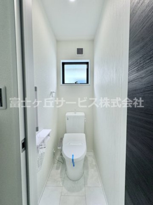【トイレ】 | 豊橋市芦原町 58-2期 新築一戸建て 2号棟 | 落ち着いた色調のトイレです