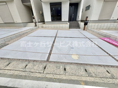 【駐車場】 | 豊橋市芦原町 58-2期 新築一戸建て 2号棟 | 駐車場があるので、車を買う予定の方も安心です