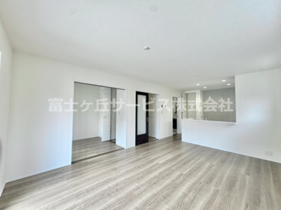 【居間・リビング】 | 豊橋市芦原町 58-2期 新築一戸建て 5号棟 | ゆったりとした居間です