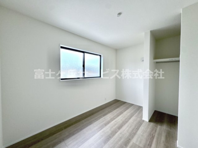【洋室】 | 豊橋市芦原町 58-2期 新築一戸建て 5号棟 | 落ち着いた色調の洋室です