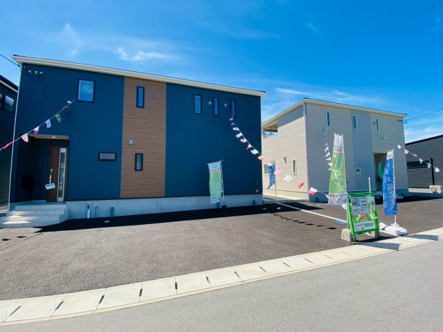 クレイドルガーデン／北区梶尾町第１０／２号棟の前面道路含む現地写真