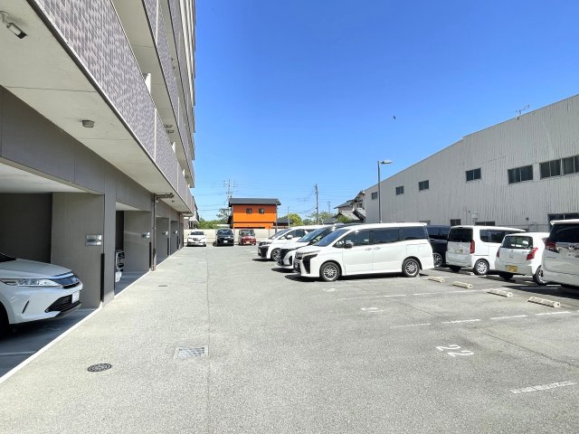 アルファスマート新山口駅東の駐車場|敷地内平面駐車場です