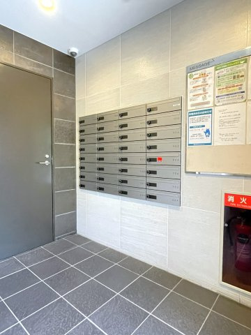 アルファスマート新山口駅東のその他共用部分|エントランスには宅配ボックスもあり、不在時の荷物の受取りに便利です