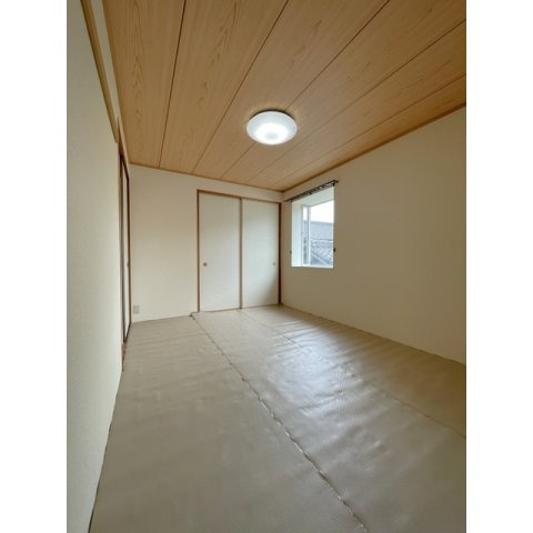 コーポあおぎりの居間・リビング|和室6帖、東面に小窓あり