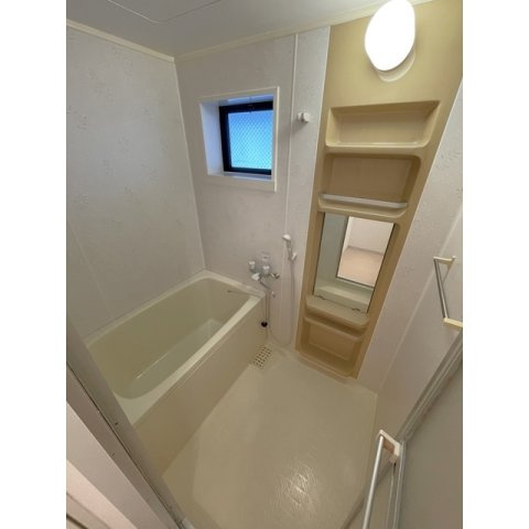 コーポあおぎりの浴室|シャワー、小窓あり、タオル掛けあり