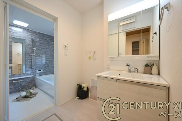 桜井市大字西之宮の新築一戸建の内観：施工例|■三面鏡タイプのミラーキャビネット！収納スペースも豊富です！■