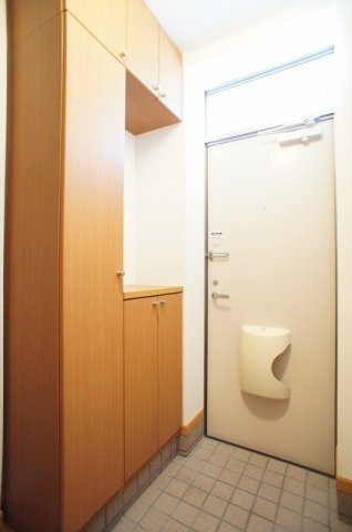 ワイズ　サンモールの玄関