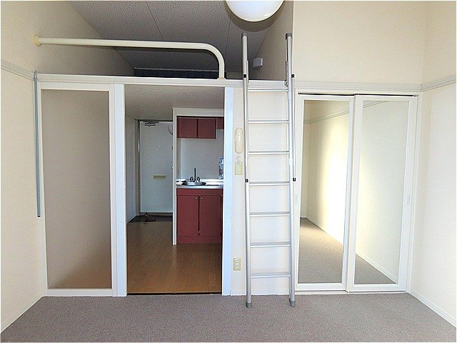 レオパレスソレイユの居間・リビング|ロフト付きのお部屋です